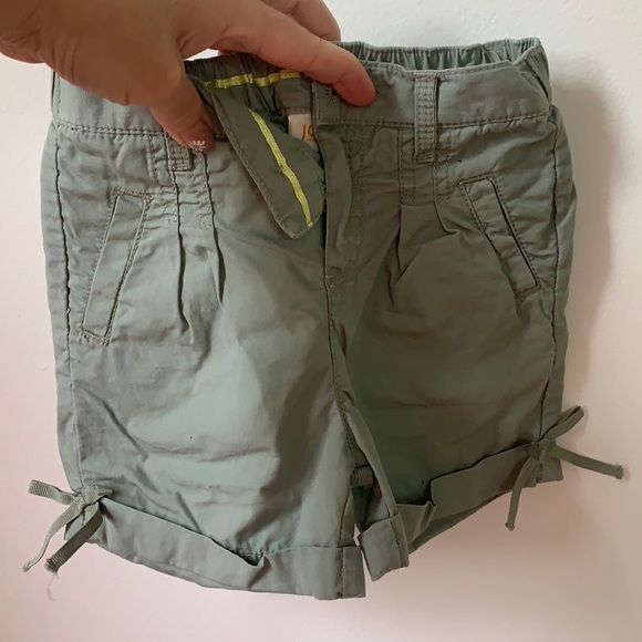 Adorable grey-green shorts - Picture 3 of 7